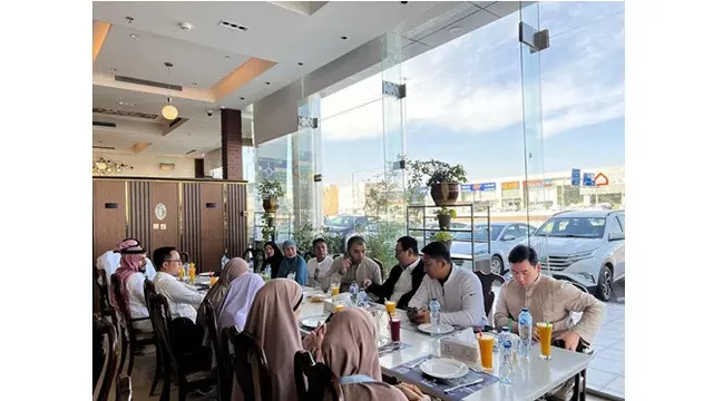 6 Momen Tommy Soeharto Potong Rambut Darma Mangkuluhur saat Umrah, Penuh Kehangatan
