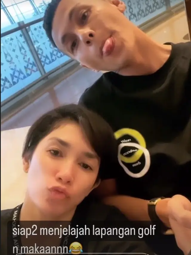 Andhika Pratama dan Ussy Sulistiawaty tetap mesra di tengah isu sugar daddy Chandrika Chika. (Instagram @ussypratama)