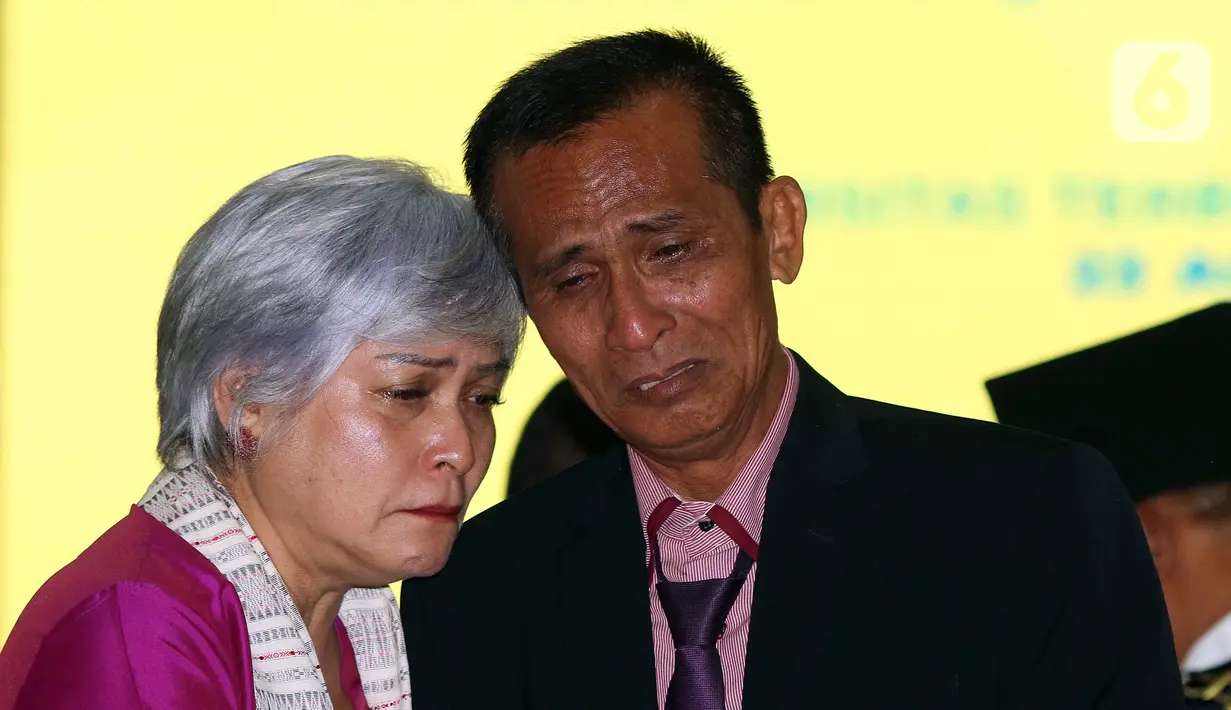 Ketua Komunitas Civil Society Indonesia Irma Hutabarat (kiri) mendampingi ayah Brigadir Nofriansyah Yosua Hutabarat atau Brigadir J, Samuel Hutabarat saat mewakili anaknya mengikuti prosesi wisuda di Universitas Terbuka, Pamulang, Tangerang Selatan, Banten, Selasa (23/8/2022). Kehadiran ayah Brigadir J saat prosesi wisuda didampingi saudaranya Ramos Hutabarat dan kerabat satu marga, Irma Hutabarat. (Liputan6.com/Herman Zakharia)