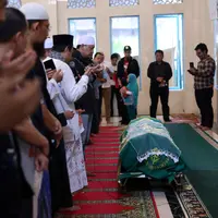 Sabtu (10/6) Julia Perez menghembuskan nafas terakhirnya di rumah sakit Cipto Mangunkusumo. Jupe meninggal dunia pada pukul 11.12 WIB. Jenazah langsung di bawa ke rumah duka di kawasan Cibubur, Jakarta Timur. (Nurwahyunan/Bintang.com)