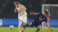 Pemain Bayern Munchen Harry Kane dan pemain PSG Warren Zaire-Emery berebut bola pada pertandingan fase&nbsp;liga Liga Champions di Paris, Prancis, Rabu,&nbsp;5 November 2025. (AP Photo/Thibault Camus)