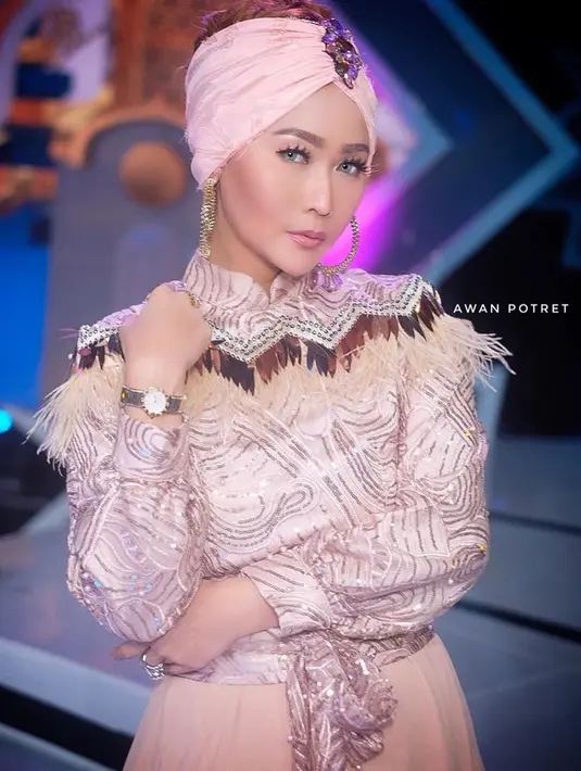 Pesona Inul makin terpancarkan pada gambar di atas. Inul dengan busana dusty pinknya tampil memesona dilengkapi dengan turban berwarna senada. Wajar saja, dengan penampilan seperti ini Inul makin banyak yang mengagumi. (Liputan6.com/IG/@inul.d)