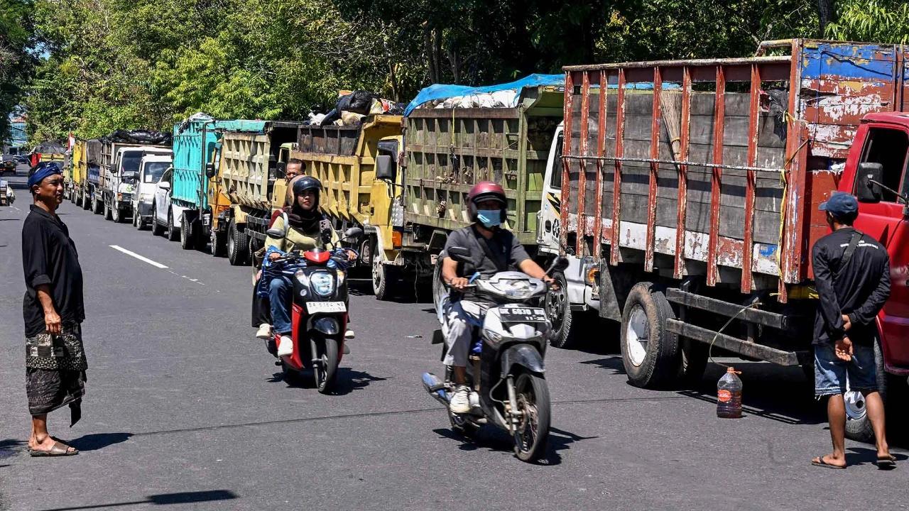FOTO: Ratusan Truk Sampah Datangi Kantor Lingkungan Hidup Bali Nusra di Denpasar