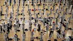 Peserta menunjukkan tulisan Jepang mereka saat mengikuti lomba kaligrafi Tokyo, Jepang (5/1). Lomba kaligrafi tulisan Jepang ini digelar setiap tahun yang diadakan pada awal tahun baru. (AFP Photo/Behrouz Mehri)