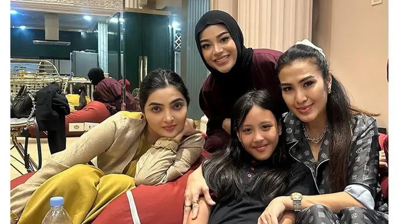 6 Potret Kehangatan Liza Natalia dan Ashanty di Acara Bukber Keluarga Besar
