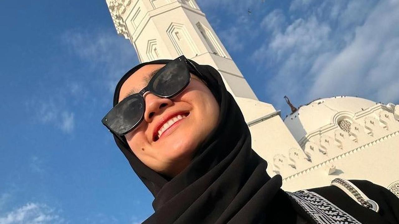 Ada juga yag mendoakan Febby Rastanty istikamah mengenakan hijab saat pulang ke Tanah Air.<br>