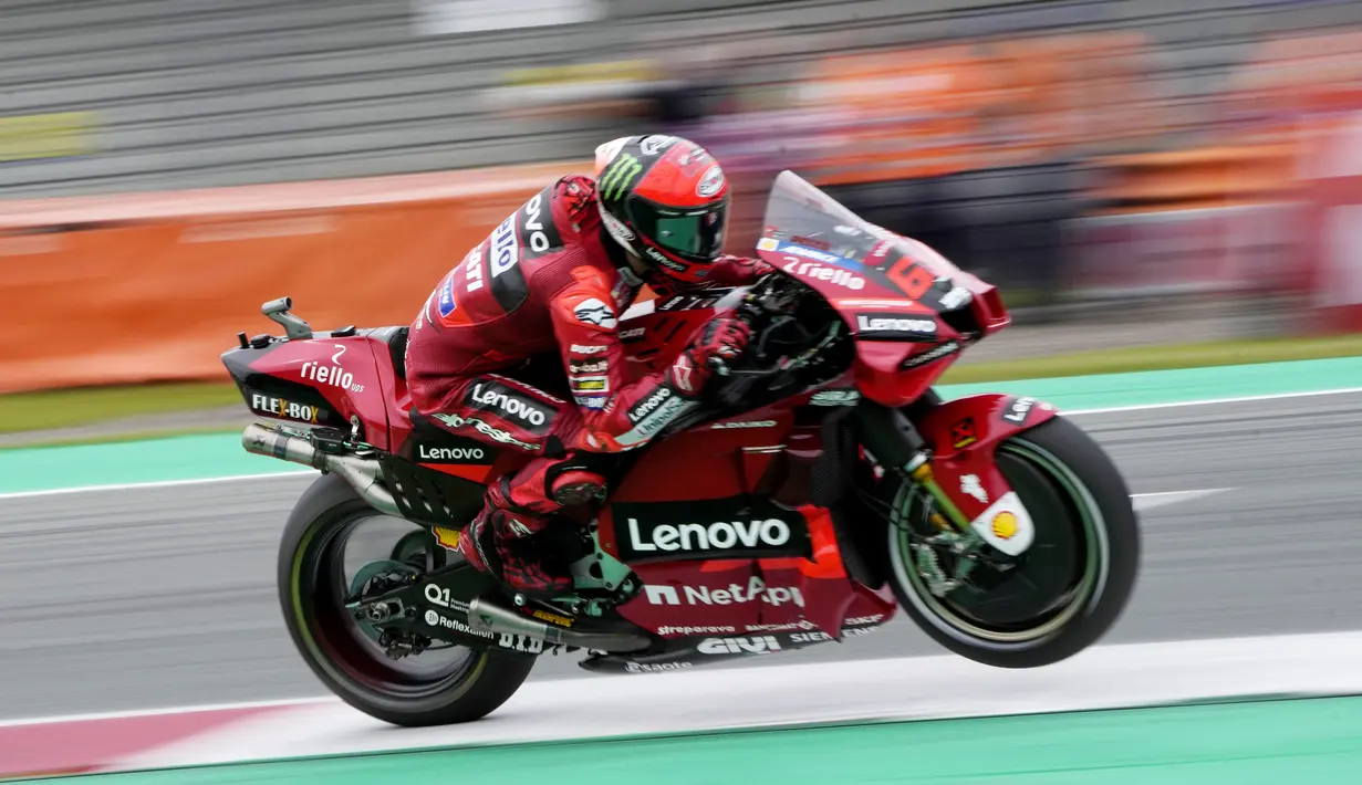 Sementara itu, pemuncak klasemen sementara MotoGP, Fabio Quartararo dua kali terjatuh. Pembalap asal Prancis itu sempat terlihat kesakitan sebelum kembali ke garasi Yamaha. (AP/Peter Dejong)