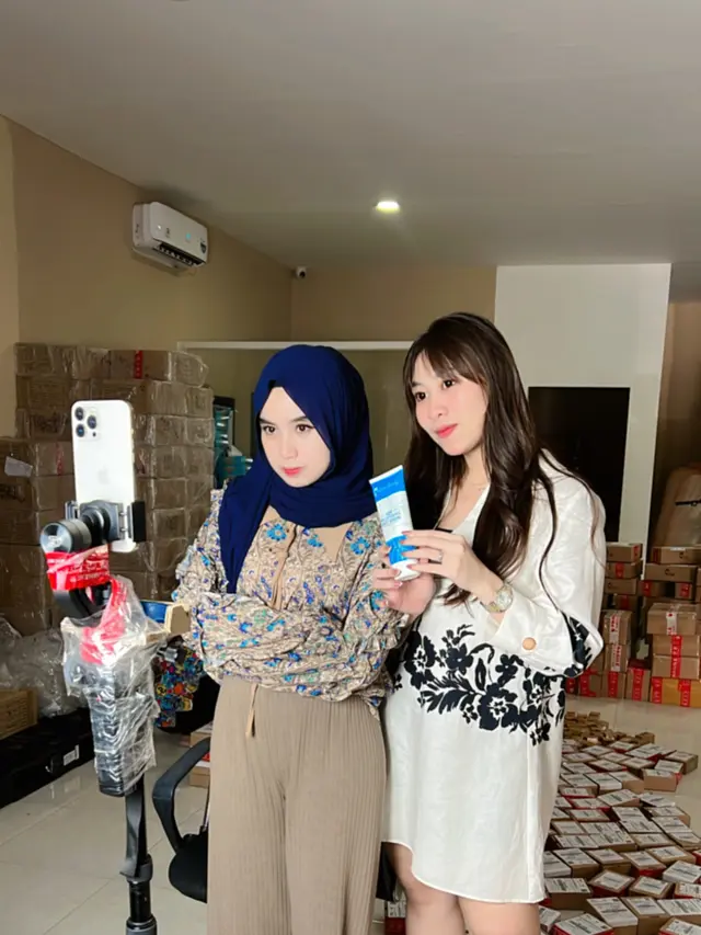 Candra Dewi Maharani saat melakukan Live TikTok