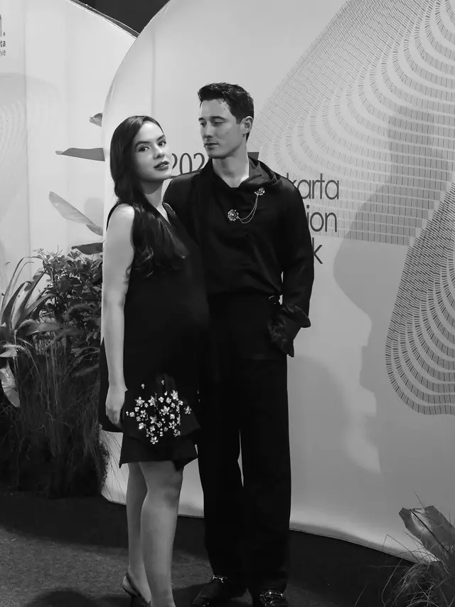 Gaya Bumil Steffi Zamora di JFW, Anggun dan Serasi dengan Nino Fernandez dalam Balutan Hitam Elegan