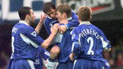 Tore Andre Flo. Striker Norwegia yang kini berusia 49 tahun dan telah pensiun pada Agustus 2012 bersama Sogndal IL ini menempati posisi keempat dan lima sebagai pemain Chelsea dengan gol terbanyak di musim debutnya pada 1997/1998. Ia mampu mencetak total 15 gol, dengan rincian 11 gol dicetaknya di Liga Inggris, 2 gol di Piala Winners dan 2 gol di Piala Liga. Ia didatangkan Chelsea dari klub Liga Norwegia, Brann dengan nilai transfer 450 ribu euro dan bertahan hingga 1999/2000. (AFP/PA/Toby Melville)