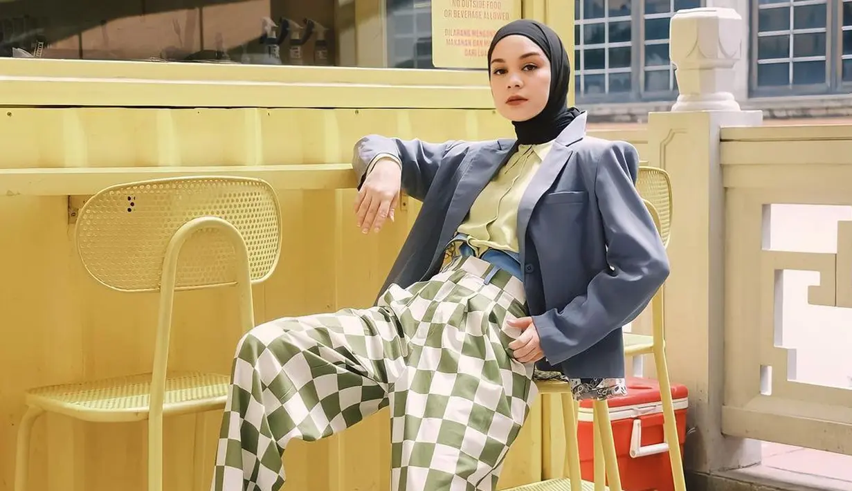 <p>Blazer yang jadi kesukaan banyak orang bisa dipadu dengan cara anti membosankan. Menggunakan celana motif dengan warna cerah bisa dicoba. [Instagram/tantrinamirah]</p>