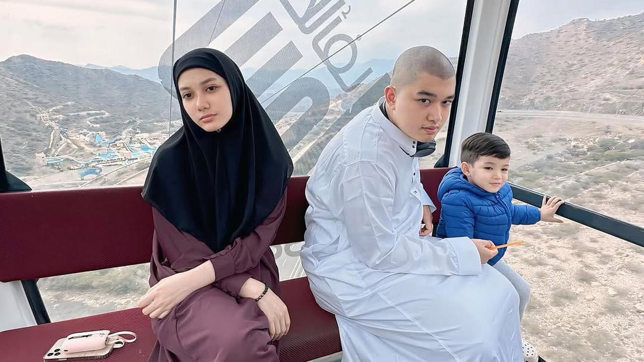 Potret Lyra Virna Umroh Ditemani Anak-anak yang Kian Dewasa