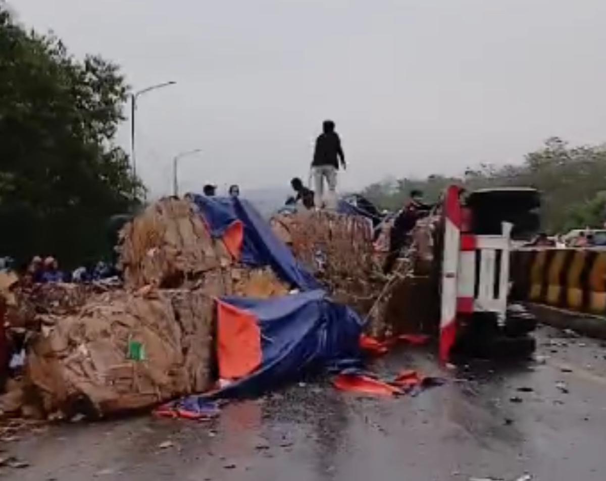 Tabrakan beruntun di Tol Cipularang