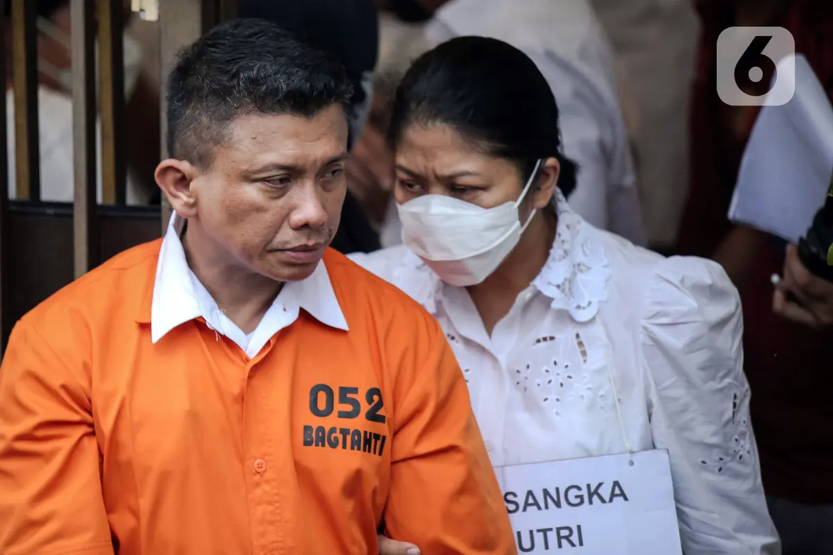 Pelukan Erat Ferdy Sambo kepada Putri Candrawathi Saat Rekonstruksi Pembunuhan Brigadir J