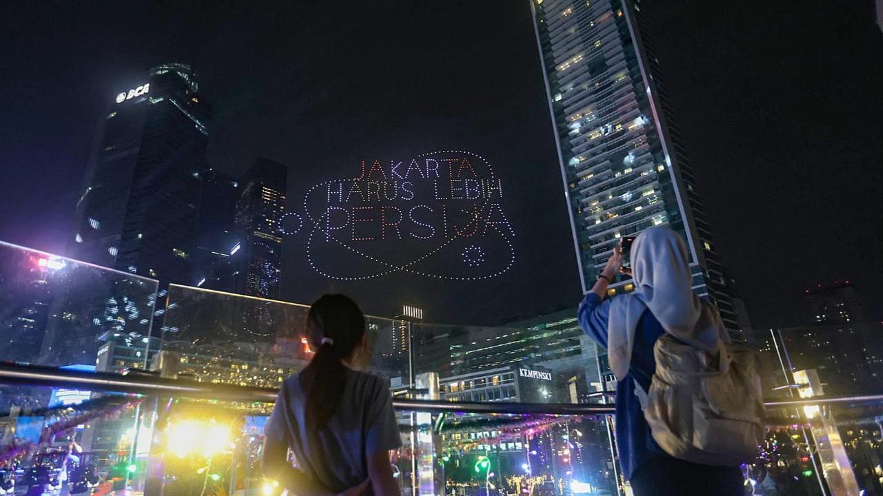 FOTO: Pertunjukan Drone Warnai Malam Tahun Baru 2026 di Bundaran HI