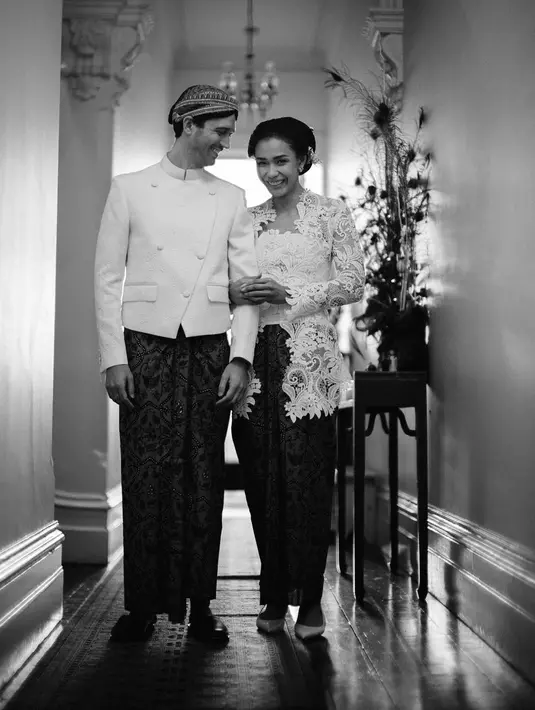 Kali ini, Adinia dan Michael tampil bak raja dan ratu Jawa. Adinia tampil anggun mengenakan kebaya brokat dengan kain batik sebagai bawahan. Penampilannya sempurna dengan tatanan rambut yang digulung dan diberi hiasan bunga melati ronce. Sedangkan Michael tampil lengkap dengan beskap dan kain batik sebagai bawahan yang serasi, dan blangkon. Foto: Instagram.