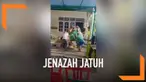 Ketika akan dibawa ke lokasi pemakaman, jenazah ini malah jatuh dari keranda. Diduga penyebab jatuhnya jenazah karena salah satu orang yang menggotong keranda oleng atau kehilangan keseimbangan.