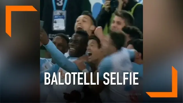 Selebrasi unik dilakukan penyerang Marseille, Mario Balotelli, setelah mencetak gol. Ia langsung selfie bersama rekan setim dan luapkan kegembiraan.