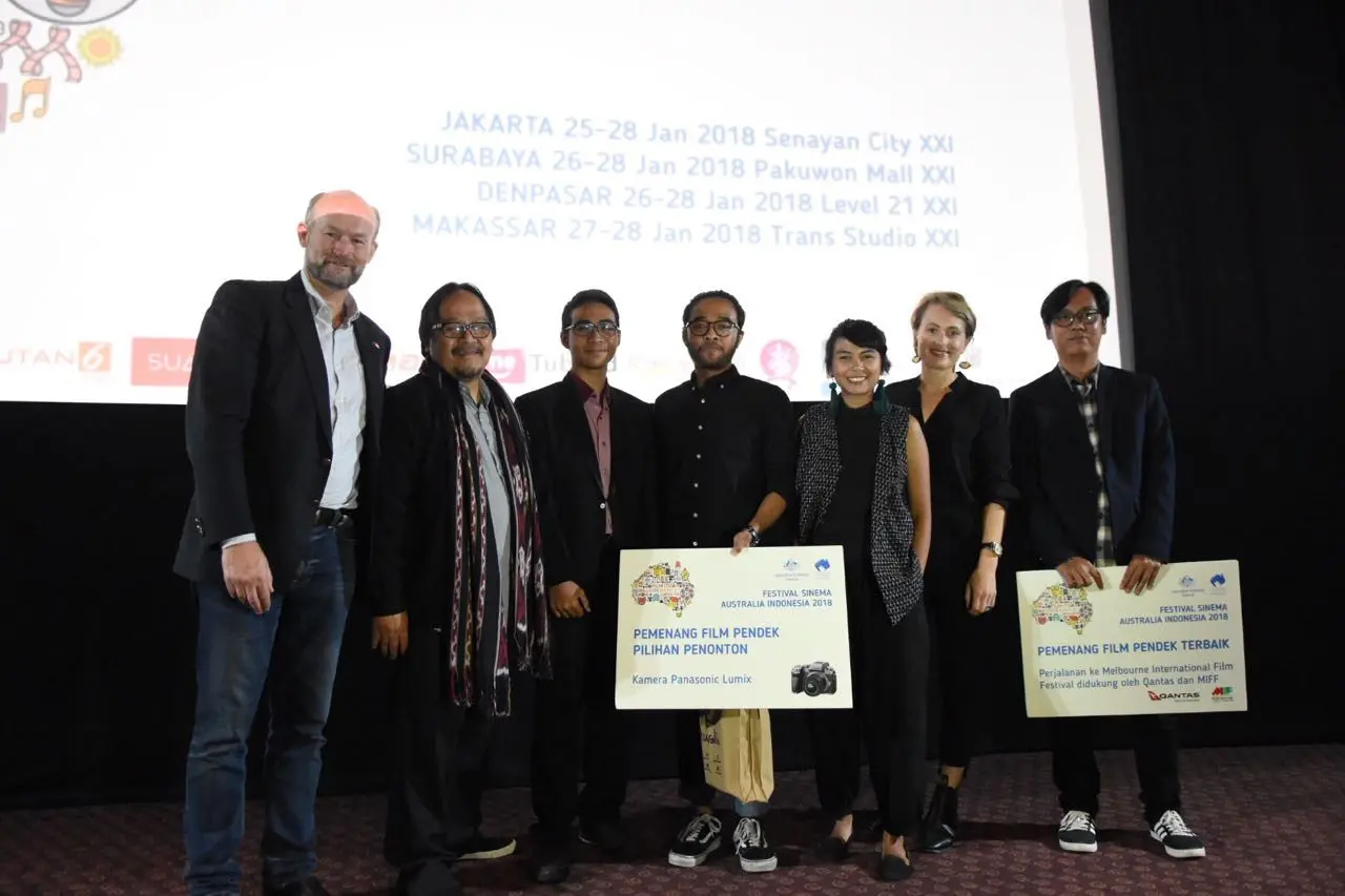 Satria Setya Adhi Wibawa (ketiga dari kiri) sutradara film pendek The Last Day of School dan Amriy Ramadhan (keempat dari kiri) sutradara film pendek Rep-Repan di penganugerahan Kompetisi Film Pendek FSAI 2018 di Jakarta (sumber: Kedutaan Australia di RI)