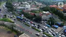Suasana kawasan Puncak di Simpang Gadog, Ciawi, Bogor, Kamis (20/5/2021). Walaupun libur lebaran sudah berlalu, kawasan Puncak dan sekitarnya masih dipadati wiasatawan. (merdeka.com/Arie Basuki)