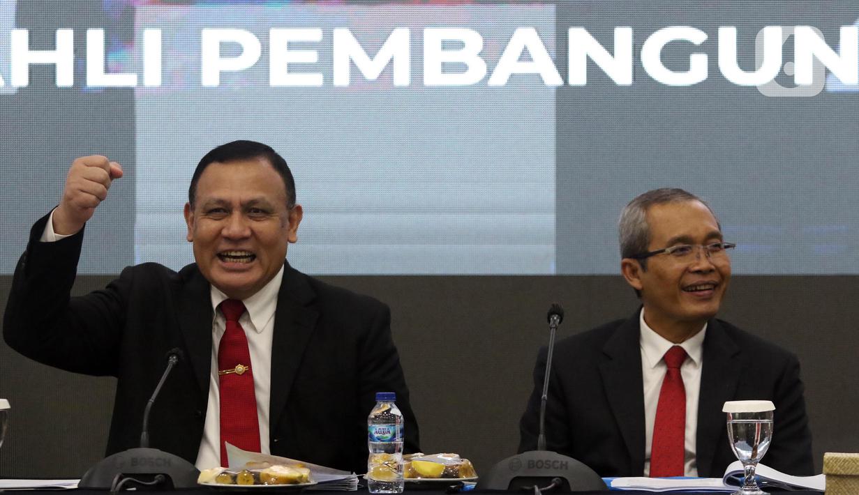 Ketua KPK, Firli Bahuri (kiri) saat menyampaikan rilis Kinerja dan Capaian Komisi Pemberantasan Korupsi (KPK) sepanjang tahun 2022 di Gedung Merah Putih KPK, Jakarta, Selasa (27/12/2022). KPK masih mencari lima tersangka yang masih buron. Kelimanya adalah Kirana Kotama alias Thay Ming, Paulus Tannos alias Thian Po Tjhin, Ricky Ham Pagawak, Izil Azhar, dan Harun Masiku. (Liputan6.com/Helmi Fithriansyah)