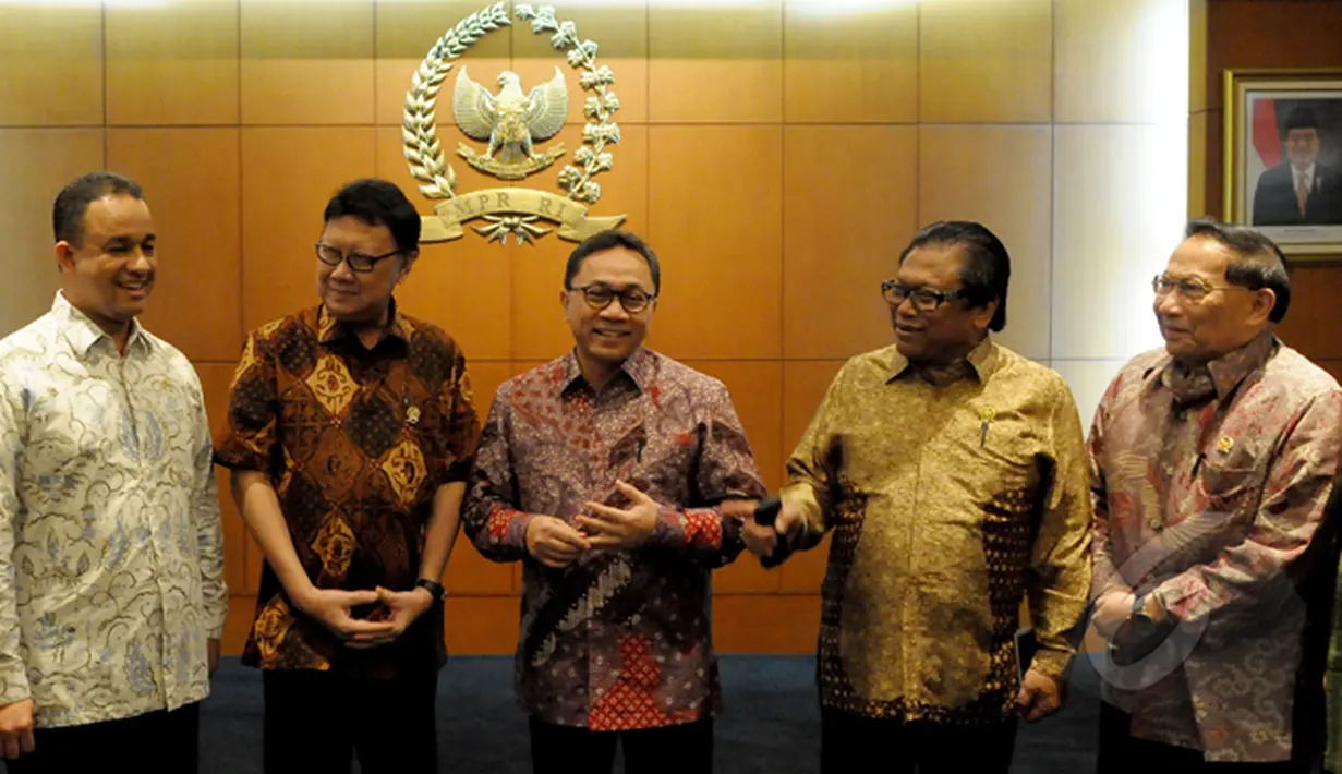 Ketua MPR Zulkifli Hasan (tengah), Wakil Ketua MPR Oesman Sapta (kedua kanan), Wakil Ketua MPR E.E. Mangindaan (kanan), Mendikbud Anies Baswedan (kiri) dan Mendagri Tjahjo Kumolo (kedua kiri), Jakarta, Rabu (4/2/2015). (Liputan6.com/Andrian M Tunay)