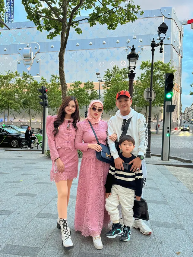 7 Potret Bella Shofie Liburan ke Paris, Kompak Bareng Anak Sambung