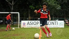 Salah satu anak berlatih memainkan bola di SSB ASIOP Apacinti di Lapangan A Senayan, Jakarta, Jumat (20/2/2015). (Liputan6.com/Helmi Fithriansyah)