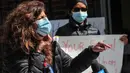 Perawat yang menangani pasien virus Corona (COVID-19) berdemo di luar sebuah rumah sakit di New York, Amerika Serikat (AS) (2/4/2020).  (AP/Bebeto Matthews)