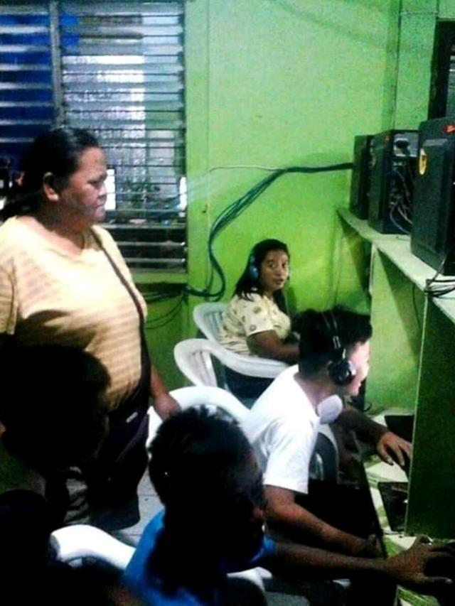 7 Potret Kocak Kejadian Tak Biasa di Warnet, Bikin Kamu Senyum