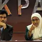 Ketua KPAI, Asrorun Niam Sholeh (kiri) berbincang bersama Maria Advianti (DirPengawasan dan Monitoring KPAI) saat jumpa pers di Jakarta, Kamis (29/10/2015). KPAI menyoroti dampak permainan on-line pada anak-anak. (Liputan6.com/Helmi Fithriansyah)