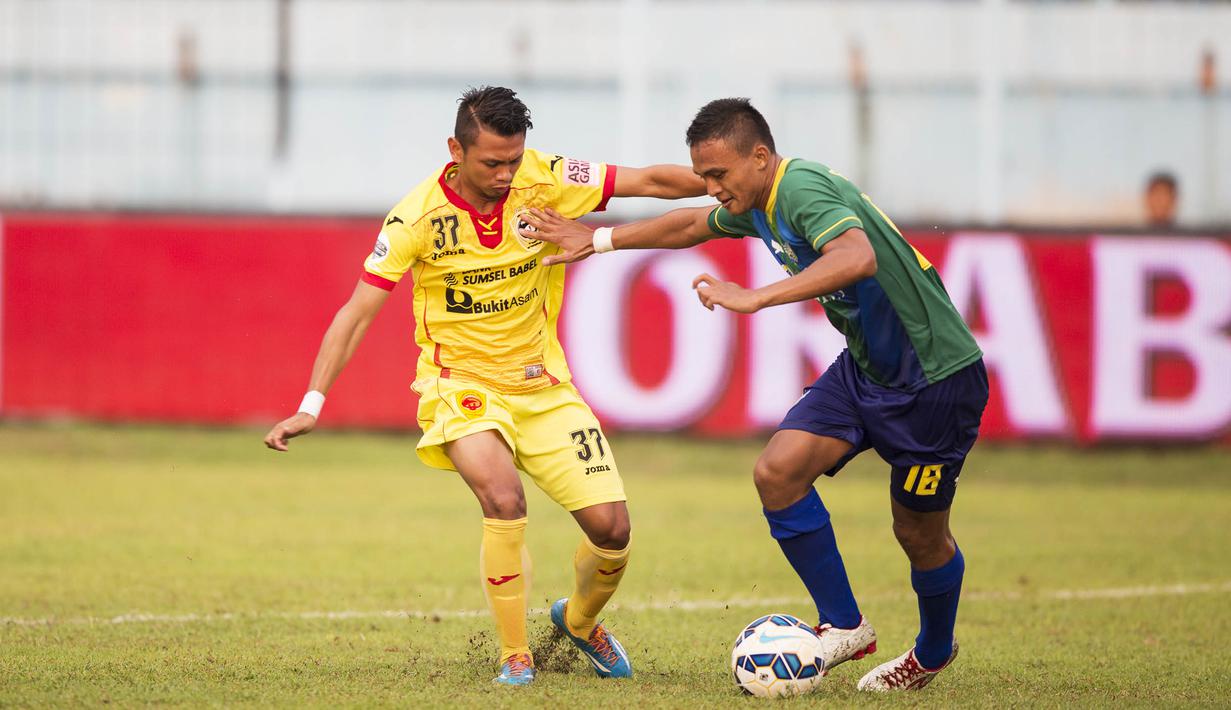 Pemain Sriwijaya FC, Riszky Dwi, berusaha melewati pemain Gresik United, A.Faris, pada laga Piala Jenderal Sudirman di Stadion Kanjuruhan, Malang, Kamis (19/11/2015). Sriwijaya berhasil menang 1-0. (Bola.com/Vitalis Yogi Trisna)