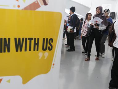 Pencari kerja mencari lowongan pekerjaan di Mega Career Expo 2019, GBK, Senayan, Jakarta, Selasa (2/7/2019). Mega Career Expo 2019 diikuti lebih dari 100 perusahaan BUMN, nasional, dan multinasional. (Liputan6.com/Angga Yuniar)