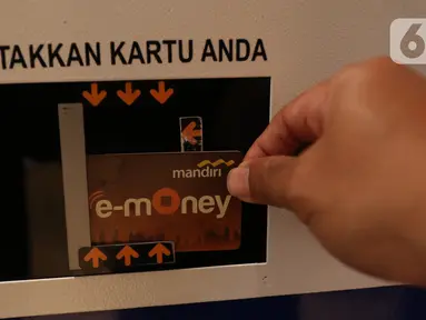 Konsumen bertransaksi dengan uang elektronik di Jakarta, Rabu (2/12/2020). Saat ini frekuensi transaksi mandiri e-money telah menembus 650 juta transaksi dengan nilai yang mencapai Rp10 triliun pada Januari-September 2020 lalu. (Liputan6.com/Angga Yuniar)