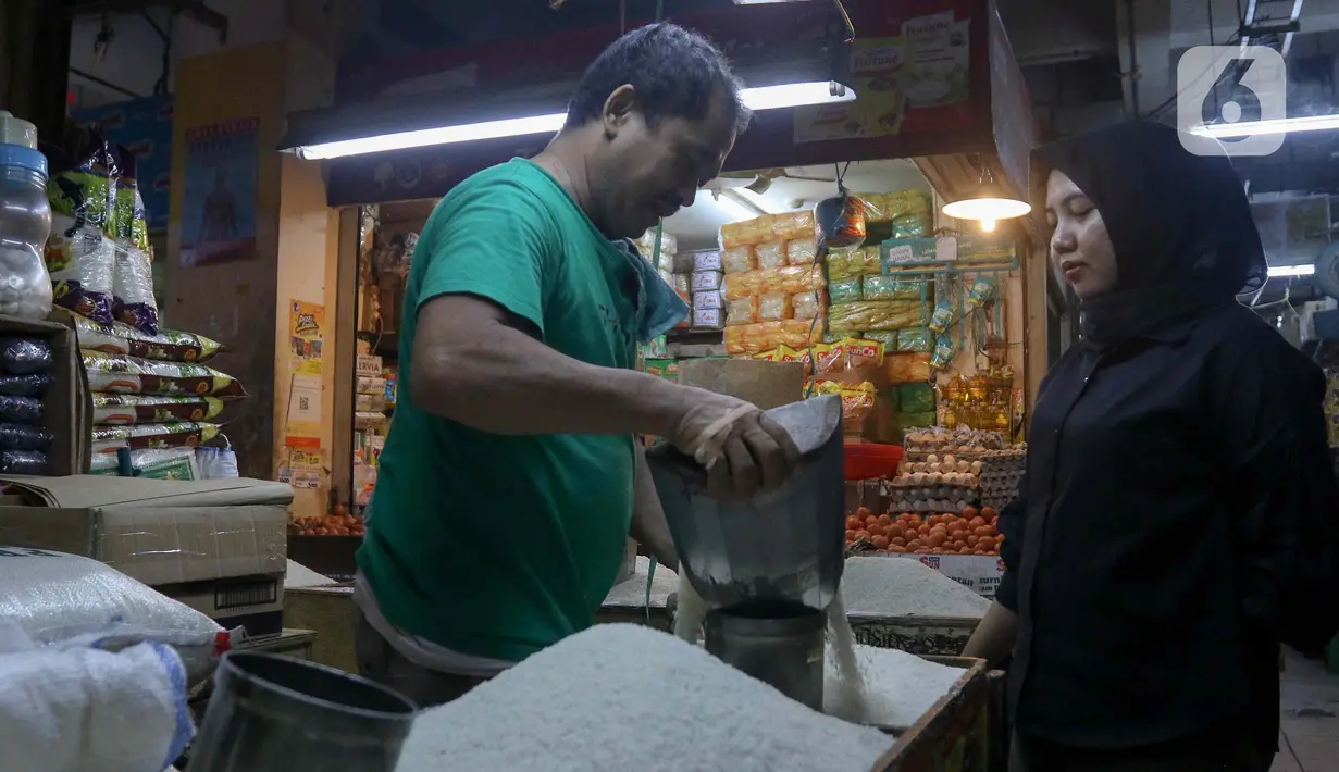 Para pedagang beras mengaku kesulitan untuk mendapatkan keuntungan. (Liputan6.com/Herman Zakharia)