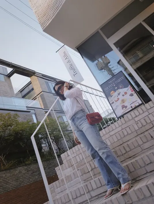 Lengkapi busananya, Nikita Willy jinjing tas Chanel velvet merah seharga Rp102jutaan dan sandal heels [@nikitawillyofficial94]