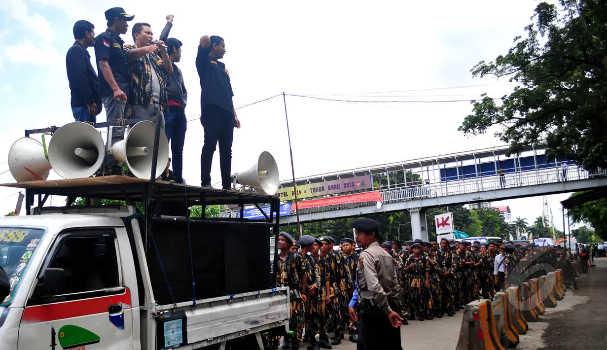 Massa yang tergabung dalam Pekat menggelar aksi di depan Mabes Polri, Jakarta, Kamis (23/4/2015). Mereka mendukung kepemimpinan Kapolri Jenderal Pol Badrodin Haiti dan Wakapolri Komjen Pol Budi Gunawan. (Liputan6.com/Yoopy Renato)