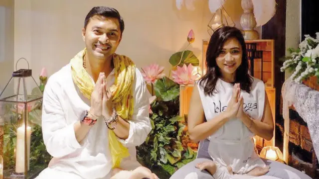Tio Rosaline bersama Anjasmara yang juga praktisi yoga