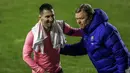 Pelatih Barcelona Ronald Koeman (kanan) bersama Lionel Messi merayakan kemenangan mereka atas Rayo Vallecano pada pertandingan 16 besar Copa del Rey di Stadion Vallecas, Madrid, Spanyol, Rabu (27/1/2021). Barcelona mengalahkan Rayo Vallecano 2-1. (AP Photo/Manu Fernandez)