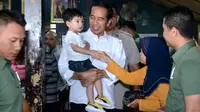 Presiden Jokowi mengajak sang cucu, Jan Ethes makan soto di Pasar Kliwon, Solo, Jumat (30/3). Presiden datang didampingi Ibu Negara Iriana juga putra pertamanya Gibran Rakabuming serta istrinya Selvi Ananda. (Liputan6.com/Pool/Kris-Biro Pers Setpres)