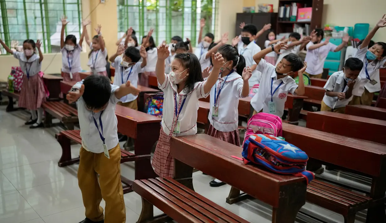 Siswa berpartisipasi dalam kelas di sekolah umum di Kota Quezon, Filipina pada Rabu (2/11/2022). Jutaan siswa kembali ke sekolah umum di seluruh Filipina saat pemerintah memberlakukan kembali pembelajaran di kelas secara tatap muka setelah lebih dari dua tahun lockdown akibat pandemi virus corona. (AP Photo/Aaron Favila)