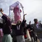 Orang-orang menggotong patung raksasa berbentuk penis pada perayaan Kanamara Matsuri di Kawasaki, 2 April 2017. (BEHROUZ MEHRI / AFP)