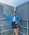 Tampil stylish dengan outfit kontras, kamu bisa memadukan jaket warna biru muda dengan t-shirt, dan short pants bermotif warna hitam-emas seperti OOTD ala Jessica Jung ini. (Instagram/Jessica.syj).