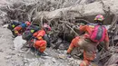 Tim penyelamat melakukan operasi pencarian dan penyelamatan di lokasi yang dilanda tanah longsor di Kabupaten Gyirong, Daerah Otonom Tibet, Tiongkok barat daya, pada hari Sabtu, 29 Agustus 2026. (Zheng Lijun/Xinhua via AP)