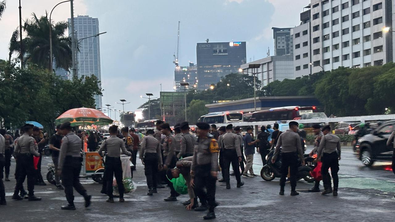 Demo Mahasiswa di Depan Gedung DPR Bubar dengan Tertib, Arus Lalu Lintas Kembali Normal