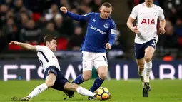 Penyerang Everton Wayne Rooney berebut bola dengan pemain Tottenham Hotspur Ben Davies saat pertandingan Liga Primer di Stadion Wembley, London (13/1). (John Walton/PA via AP)