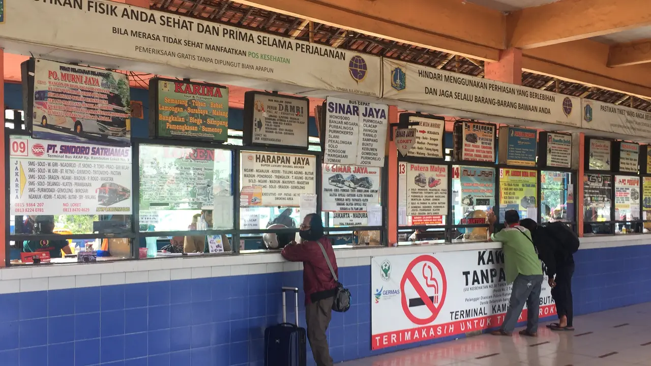 Suasana Terminal Kampung Rambutan jelang larangan mudik Lebaran 2021