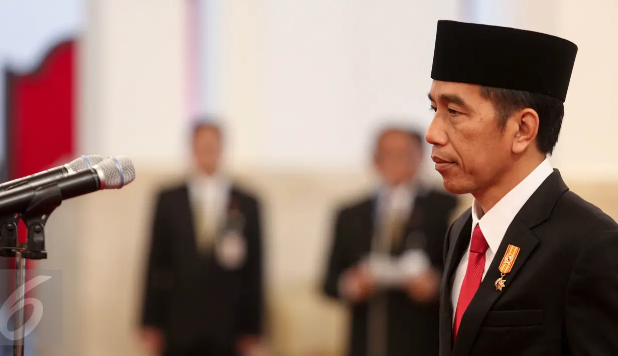 Presiden Jokowi saat memimpin acara pelantikan Kepala Staf Presiden Teten Masduki di Istana Negara, Jakarta, Selasa (2/9). Teten menggantikan Luhut yang kini menjabat Menko Polhukam. (Liputan6.com/Faizal Fanani)