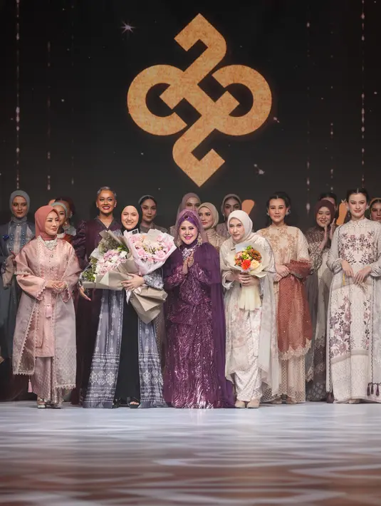 Bertempat di Astor Ballroom, The St. Regis Jakarta, Heaven Lights menghadirkan 60 looks yang memadukan pesona klasik Malayan dengan inovasi modern, menciptakan karya yang mengangkat perpaduan budaya dalam estetika yang istimewa. Lebih dari sekadar koleksi busana, SERUNI adalah perjalanan menelusuri keindahan Timur.  [Dok. Heaven Lights]