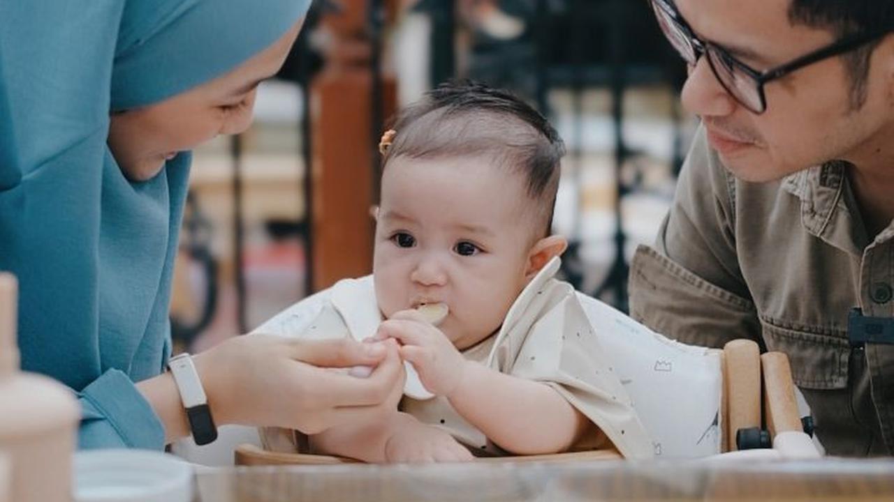 Momen Anak Bungsu Alyssa Soebandono MPASI Pertama, Begini Reaksinya - Dibuatkan Sendiri oleh sang Ibu